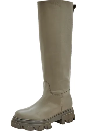 EDITED the label Botas 