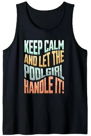 Una mujer en una piscina con bañador y camiseta sin mangas.