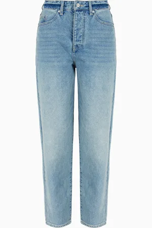 Armani Exchange Vaqueros carrot fit J51 en denim r??gido con monograma bordado