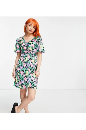 New Look Vestido corto negro con mangas abullonadas, parte delantera fruncida y estampado floral de