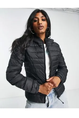 ONLY Chaqueta negra acolchada con capucha de