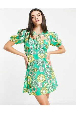 VERO MODA Vestido corto verde con lazada al cuello, escote corazón y estampado floral retro de