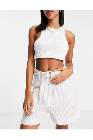 MANGO Pantalones cortos blancos estilo bermudas con raya diplomática y detalle de hebilla de (parte de un conjunto)