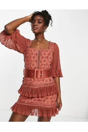 ASOS Vestido corto color teja de encaje y chifón plisado con cinturón de satén de -Naranja