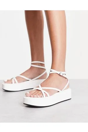 Truffle Collection Sandalias blancas con diseño de tiras, tira talonera y plataforma plana de