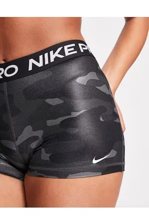 Mallas cortas grises oscuras con estampado de camuflaje de Nike