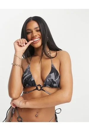 Candypants Top de bikini negro triangular con diseño envolvente y estampado abstracto de
