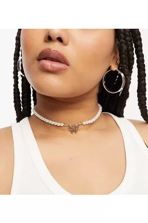 ASOS Gargantilla dorada de perlas con detalle de mariposa de ASOS DESIGN Curve