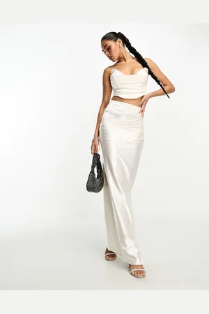 Falda larga blanca con cintura y laterales fruncidos de tejido