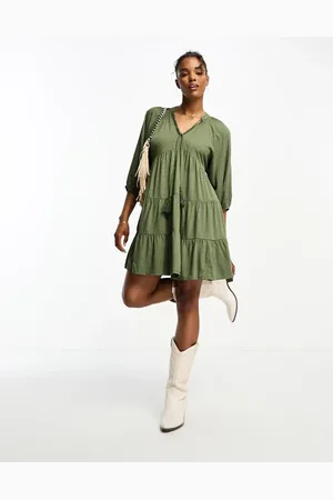 New Look Vestido corto caqui amplio con cuello de pico y detalle de borlas de
