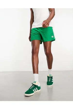 adidas Pantalones cortos verdes con diseño de 3 rayas adicolor classics de