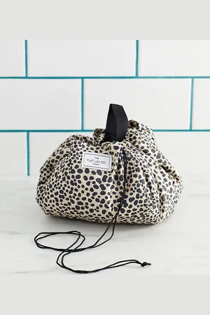 Flat Lay Company Neceser de maquillaje con estampado de lunares de estilo guepardo con cordón ajustable de The Flat Lay Co.-Multicolor