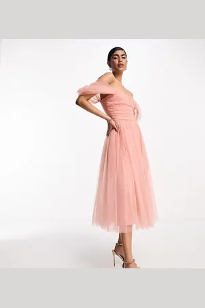 Lace & Beads Vestido de dama de honor midi color con escote Bardot de -Rosa
