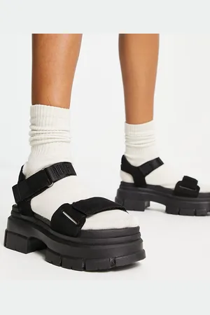 UGG Sandalias negras de cuero Ashton Ankle de