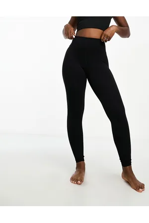 Leggings capri para yoga negros de talle alto de tejido suave al