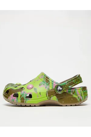 Crocs Zuecos caquis y multicolores con estampado marmoleado y de esferas clásicos unisex exclusivos en ASOS de