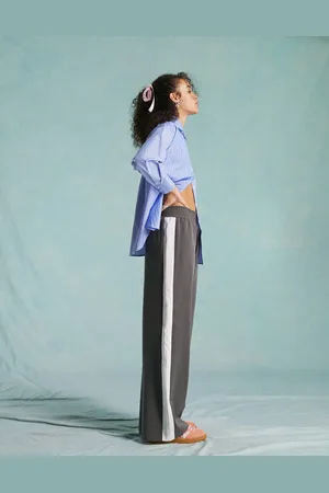 Miss Selfridge Pantalones grises de pernera ancha sin cierres con raya lateral de