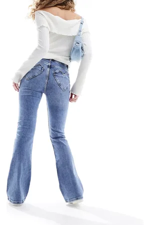 Miss Selfridge Vaqueros de campana con lavado medio y bolsillos en forma de corazón de -Azul
