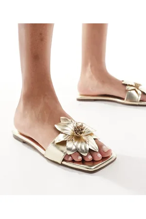 Simmi London Sandalias doradas planas con detalle de flor Miray de SIMMI London