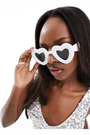 Jeepers Peepers Gafas de sol blancas con montura en forma de corazón abombado de