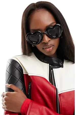 Jeepers Peepers Gafas de sol negras con montura en forma de corazón abombado de