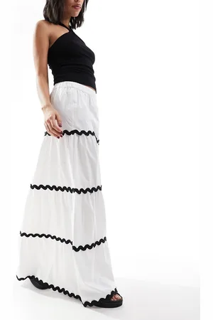 Falda larga blanca con cintura y laterales fruncidos de tejido