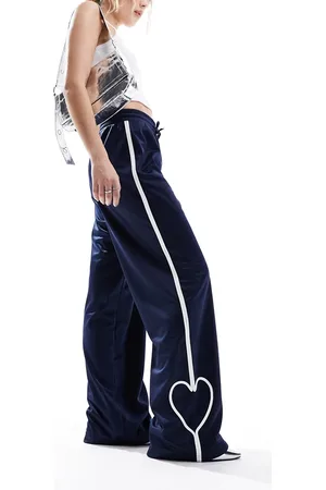 Monki Pantalones de chándal azul marino de pernera recta con banda lateral blanca y detalle de corazón de