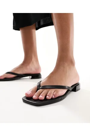 ASOS Sandalias negras planas con tira para el dedo estrecha Felicity de