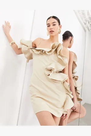 ASOS Vestido corto color topo estructurado con escote palabra de honor, detalle de volantes y bordes sin rematar premium de -Marrón