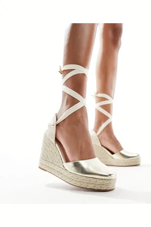 Schuh Alpargatas doradas de cuña con puntera cerrada de