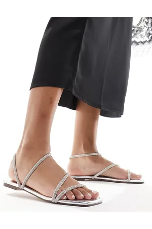 Simmi London Sandalias plateadas planas con diseño de tiras de pedrería Alami de SIMMI London Wide Fit
