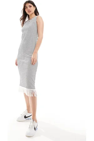 VILA Vestido midi a rayas monocromáticas estilo camiseta sin mangas con bajo de flecos de canalé de -Multicolor