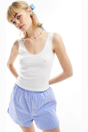 Monki Top blanco de tirantes de punto pointelle con cuello ancho y ribete de encaje de