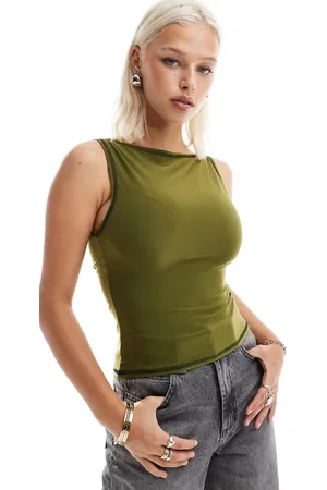 COLLUSION Top verde sin mangas con cuello barco y detalles de costuras sobrehiladas de