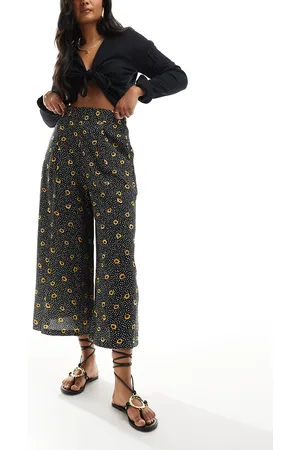 New Look Pantalones capri negros con estampado de florecitas de