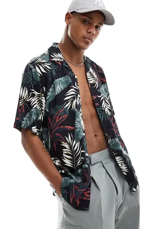 Only & Sons Camisa negra de corte estándar con cuello de solapas y estampado de hojas de viscosa de