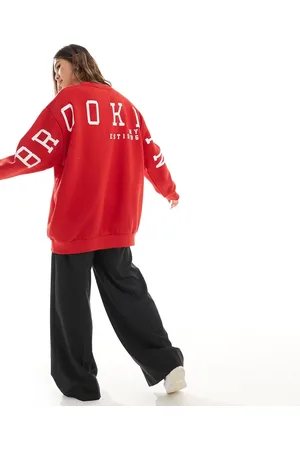 Missyempire Sudadera roja con texto "Brooklyn" en la espalda de Missy Empire