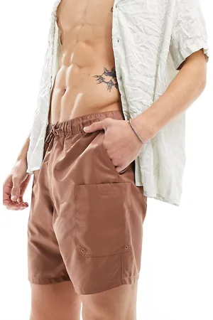 ASOS Shorts de baño marrones de largo medio con detalle de bolsillos cargo de