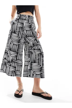 New Look Pantalones capri negros con diseño estampado de