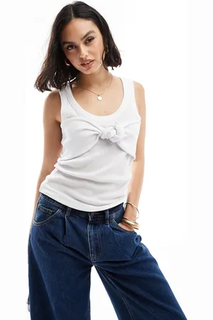 ASOS Camiseta blanca de tirantes con cuello ancho y detalle anudado superpuesto en la parte delantera de canalé de