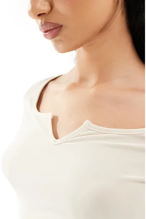 Fashionkilla Top color entallado con muesca delantera de tejido supersuave de -Blanco