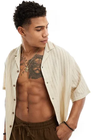 ASOS Camisa color extragrande a rayas texturizadas de manga corta con cuello de solapas de -Beis neutro