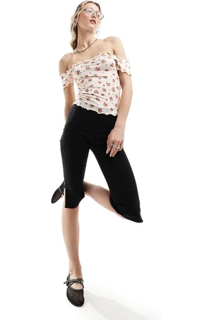 Monki Top con escote Bardot, estampado de florecitas, bordes ondulados y detalle fruncido en la parte delantera en forma de corazón de -Multicolor