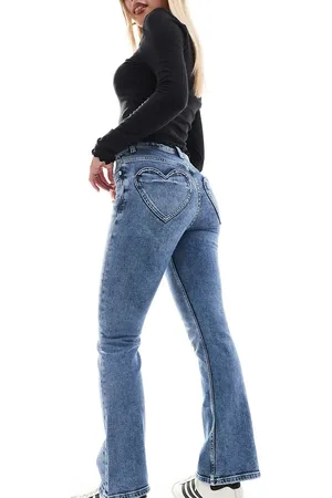Miss Selfridge Vaqueros de campana con lavado medio y bolsillo en forma de corazón de -Azul