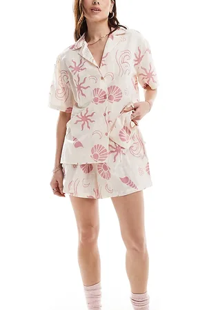 Loungeable Conjunto blanco de camisa extragrande y pantalones cortos con estampado retro de algodón de