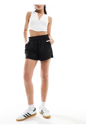 VERO MODA Pantalones cortos negros de talle estándar con acabado sedoso de