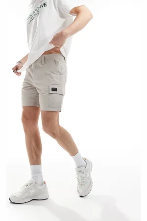 ASOS Pantalones cortos cargo grises de corte slim con detalle de parche de
