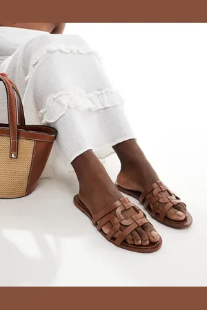 MANGO Sandalias marrones planas con diseño enrejado de