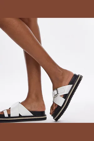 Topshop Sandalias blancas estilo alpargatas con diseño efecto piel de cocodrilo y detalle de hebilla Jenny de Wide Fit-Blanco