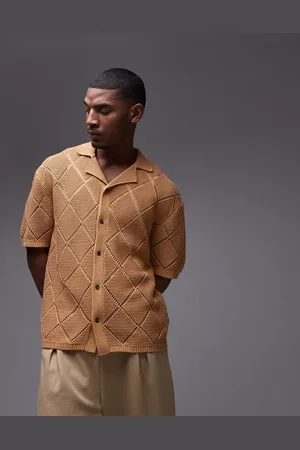Topman Polo color mostaza abotonado con patrón de rombos de croché de
